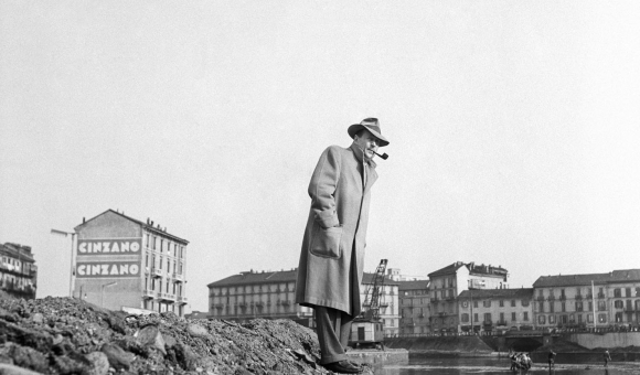 Georges Simenon osserva la Darsena. Milano, 1957 © Mondadori Portfolio/Mario Carrieri Georges Simenon osserva la Darsena. Milano, 1957 © Mondadori Portfolio/Mario Carrieri