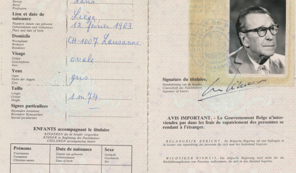 Passaporto rilasciato a Georges Simenon il 10 giugno 1980. La menzione di professione “romanziere” viene sostituita da “nessuna” Collection Fonds Georges Simenon - Université de Liège Passaporto rilasciato a Georges Simenon il 10 giugno 1980. La menzione di professione “romanziere” viene sostituita da “nessuna” Collection Fonds Georges Simenon - Université de Liège