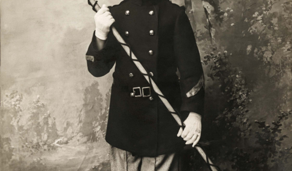 Georges Simenon vestito da tamburino per uno spettacolo della scuola elementare Saint-André. Liegi, 1914 ca. / Coll. John Simenon. © Simenon.™ Georges Simenon vestito da tamburino per uno spettacolo della scuola elementare Saint-André. Liegi, 1914 ca. / Coll. John Simenon. © Simenon.™