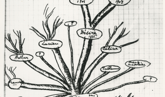 Frontespizio del manoscritto di Pedigree con l’albero genealogico della famiglia Simenon Fontenay-le-Comte, 1940 ca. © Simenon.™ / Collection John Simenon Frontespizio del manoscritto di Pedigree con l’albero genealogico della famiglia Simenon Fontenay-le-Comte, 1940 ca. © Simenon.™ / Collection John Simenon