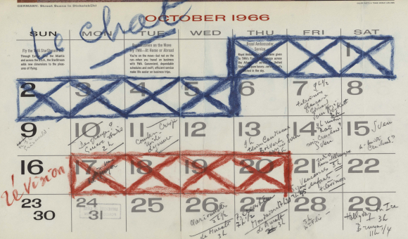 Simenon annotava con precisione sul calendario il tempo di scrittura e quello di revisione di ciascun romanzo. Il gatto (1966) fu scritto in poco più di una settimana. © Simenon.™ / Collection Fonds Georges Simenon – Université de Liège Simenon annotava con precisione sul calendario il tempo di scrittura e quello di revisione di ciascun romanzo. Il gatto (1966) fu scritto in poco più di una settimana. © Simenon.™ / Collection Fonds Georges Simenon – Université de Liège