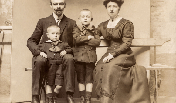 La famiglia Simenon, 1910 ca. Collection John Simenon La famiglia Simenon, 1910 ca. Collection John Simenon