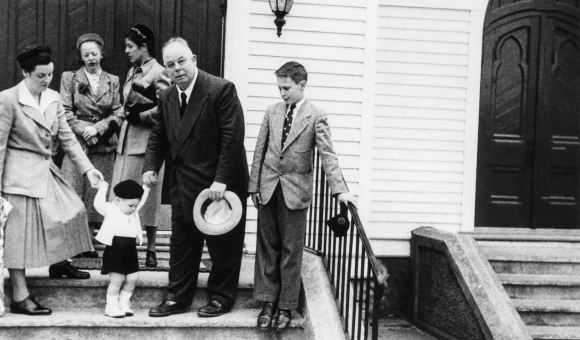 Denyse Simenon, John Simenon, Jean Renoir e Marc Simenon. Grande amico di Simenon, Renoir fu il padrino di John. Lakeville (Connecticut), 1950 ca. © Simenon.™ / Collection John Simenon Denyse Simenon, John Simenon, Jean Renoir e Marc Simenon. Grande amico di Simenon, Renoir fu il padrino di John. Lakeville (Connecticut), 1950 ca. © Simenon.™ / Collection John Simenon